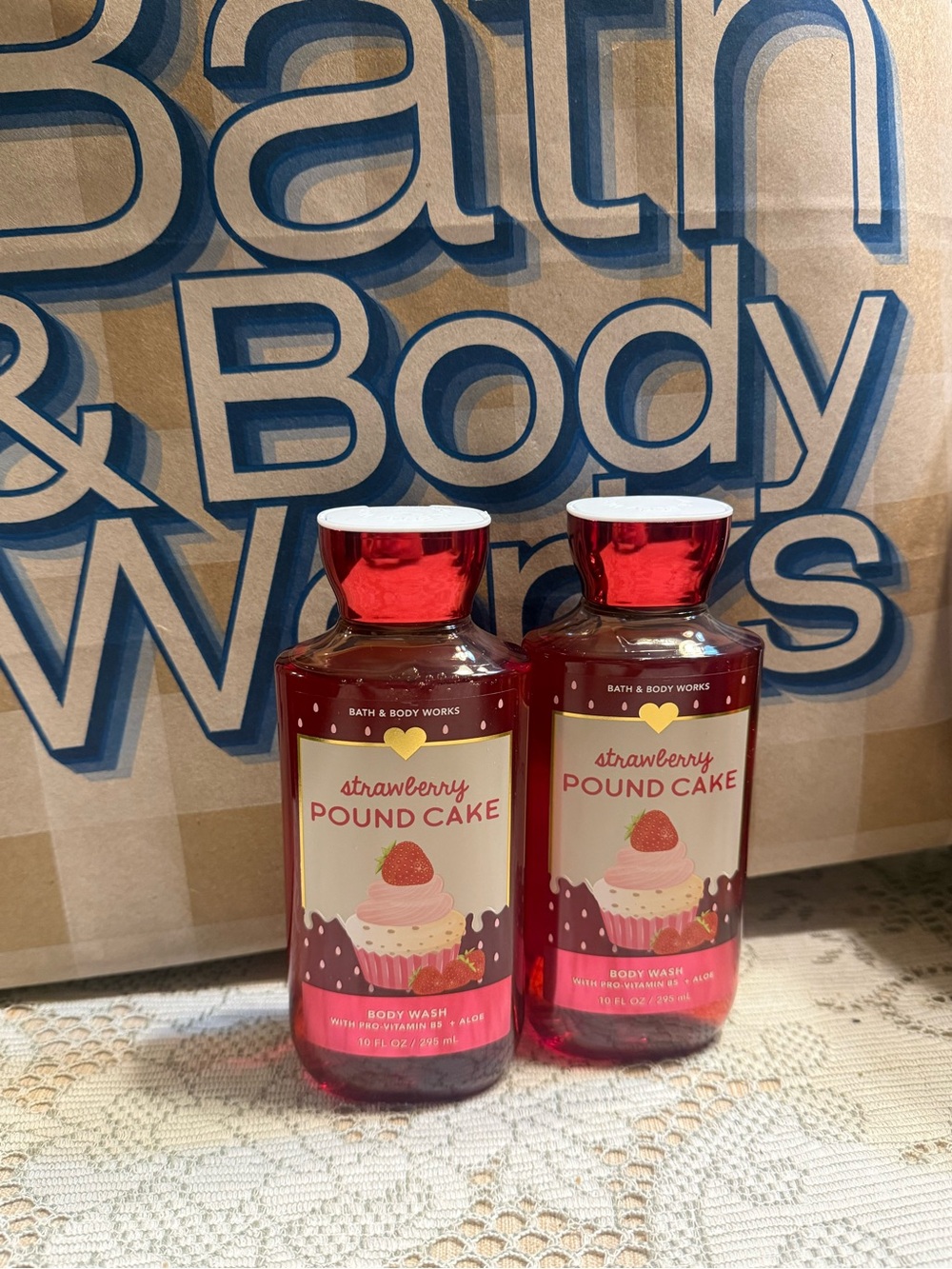 Bath & Body Works Strawberry Pound Cake Body Wash - Red